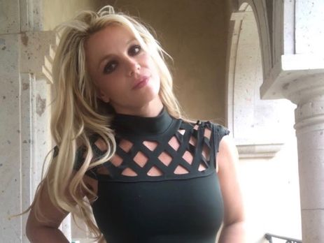 Спирс станцевала с полуголым бойфрендом в зале