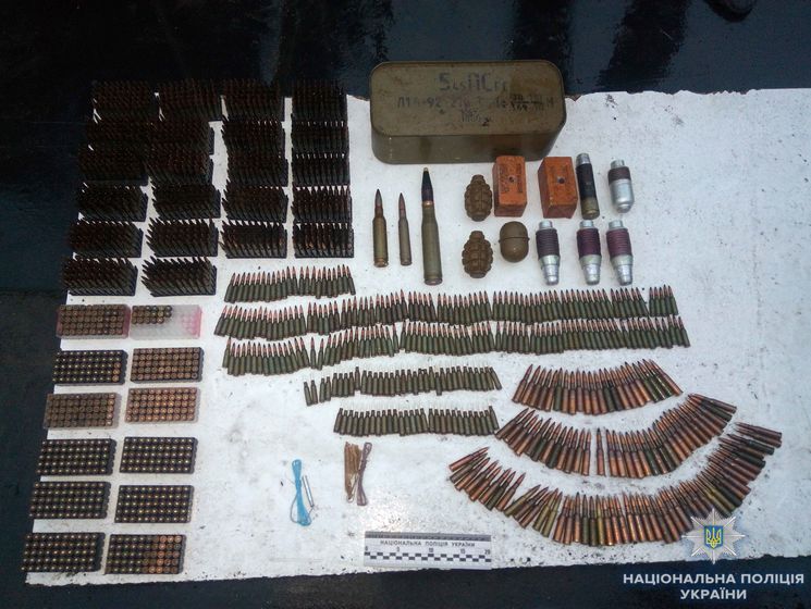 У Кіровоградській області чоловік зберігав арсенал боєприпасів та вибухівки на горищі