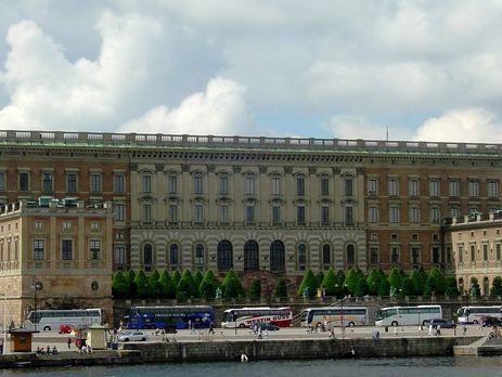 На крыше королевского дворца Швеции начали установку солнечных батарей