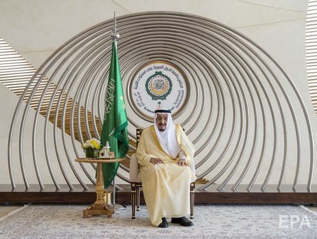У районі резиденції короля Саудівської Аравії чути стрілянину та вибухи – ЗМІ