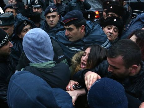 У Єревані поліція розганяє демонстрантів, лідера опозиції Пашиняна забрали правоохоронці