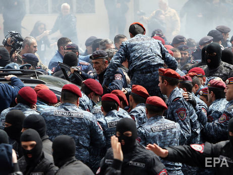 У Вірменії сьогодні затримали приблизно 100 учасників протестів – ЗМІ