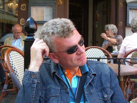 Сам себя изнасиловал, придушился шнурком и окончательно на нем повесился. Потом очистил электропровода от своей ДНК и насыпал чужую – 