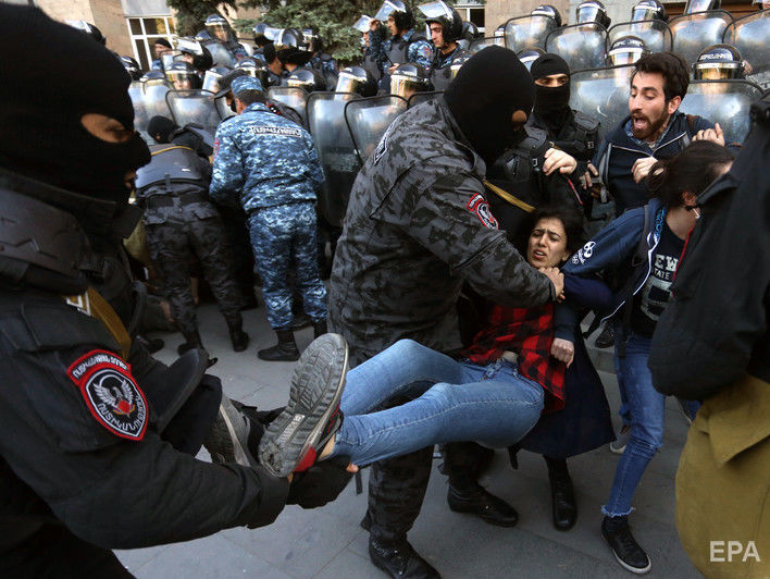 Евросоюз призвал "немедленно освободить" задержанных в Ереване участников протеста