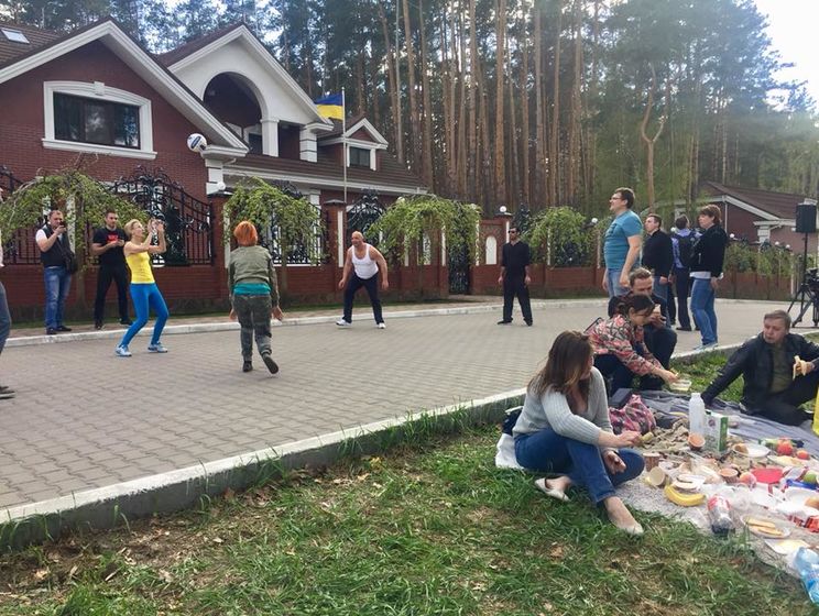 Активісти влаштували пікнік під будинком Луценка