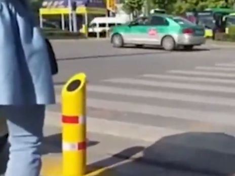 В Китае пешеходов, нарушающих правила дорожного движения, опрыскивают водой