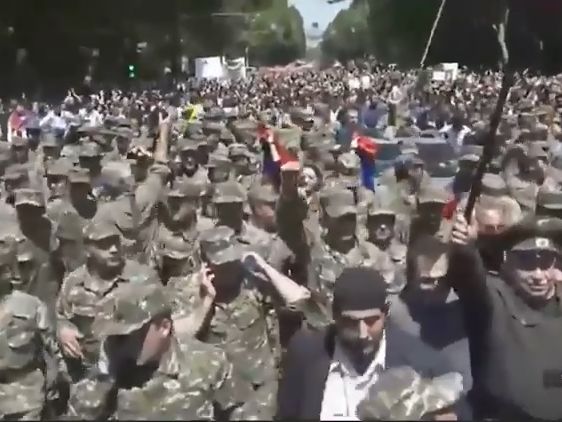 К протестующим в Ереване присоединились военные. Видео