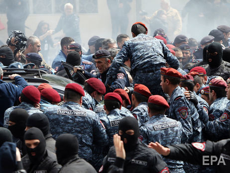 Прем'єр-міністр Вірменії заявив про відставку через протести