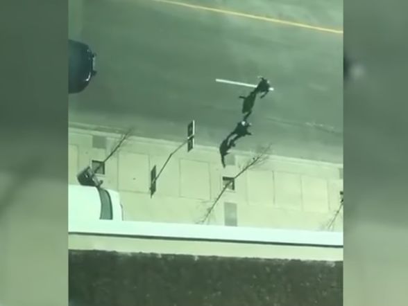 "Стреляй мне в голову". Очевидцы сняли задержание водителя грузовика, задавившего девять пешеходов в Торонто. Видео