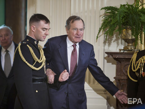 Джордж Буш – старший попал в больницу на следующий день после похорон жены