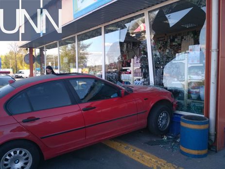 Женщина на авто задела пять машин и протаранила витрину гипермаркета в Киеве