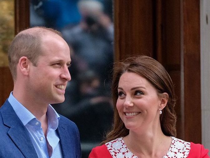 Принц Уильям и Кейт Миддлтон показали лицо новорожденного сына