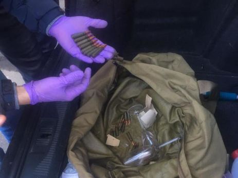 У Києві затримали на хабарі співробітника СБУ, у його машині виявили келихи, набої і схожу на наркотики речовину. Фоторепортаж