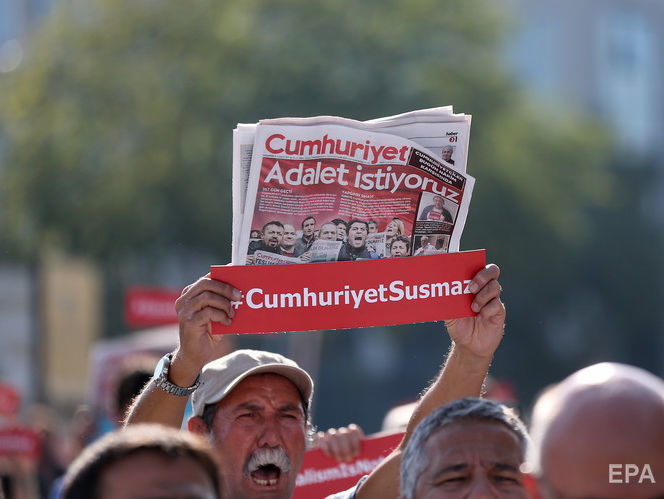 В Турции 14 журналистам оппозиционной газеты дали тюремные сроки