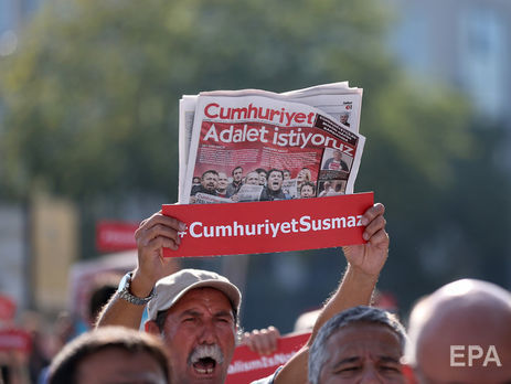 В Турции 14 журналистам оппозиционной газеты дали тюремные сроки