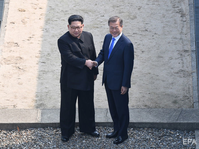 "Глаза и уши всего мира обращены к этому месту". Мун Чжэ Ин и Ким Чен Ын пожали друг другу руки на демаркационной линии. Видео