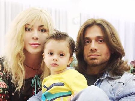 Билык с мужем и младшим сыном снялась для Viva!