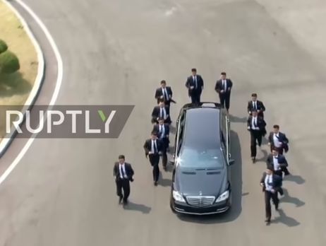 Кортеж Ким Чен Ына сопровождали бегущие за авто охранники. Видео