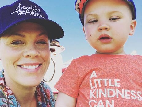 Pink поделилась семейным снимком