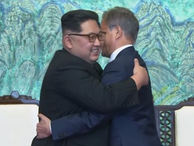 Лідери Північної і Південної Корей обнялися після підписання двосторонніх документів. Відео