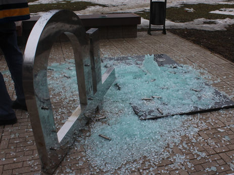 В Сыктывкаре вандалы разрушили памятник рублю