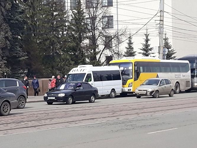 В российском Челябинске ветеранов на машинах похоронного бюро привезли к Вечному огню