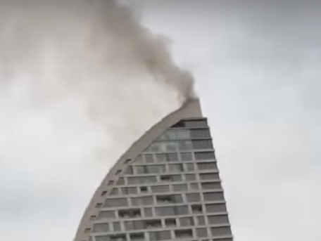 В Баку потушили пожар в бизнес-центре, известном как Trump Tower