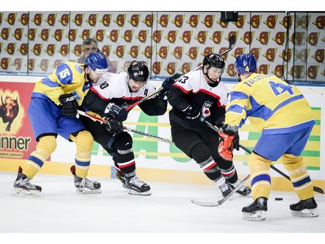 В останньому турі чемпіонату світу з хокею збірна України з великим рахунком програла японцям