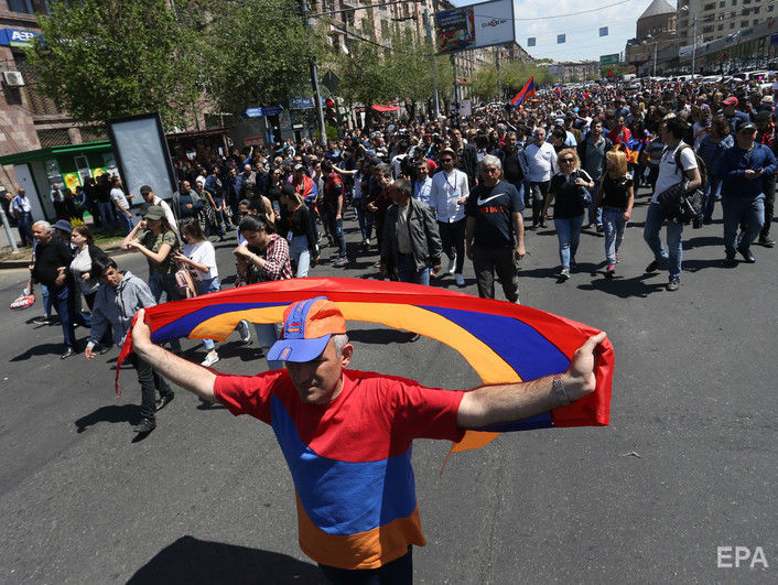 У Вірменії поновилися акції протесту, демонстранти перекривають дороги