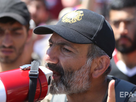 Пашинян призвал протестующих выйти на улицы в день выборов премьера Армении