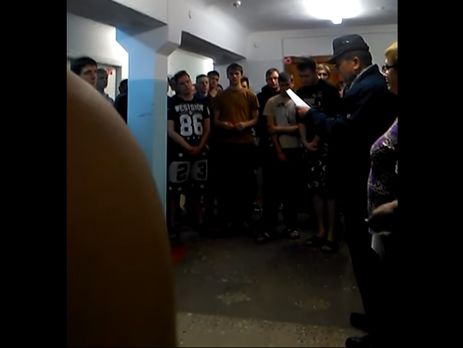 У Росії директор інституту заборонив студентам користуватися комп'ютерами і доручив зняти двері у гуртожитку. Відео