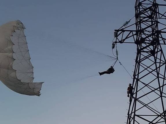 В Ивано-Франковской области парашютист повис на опоре линии электропередачи