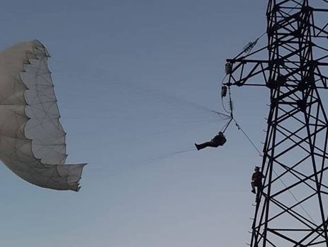 В Івано-Франківській області парашутист повис на опорі лінії електропередач
