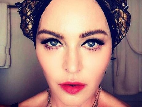 Приемная дочь Мадонны учится скалолазанию