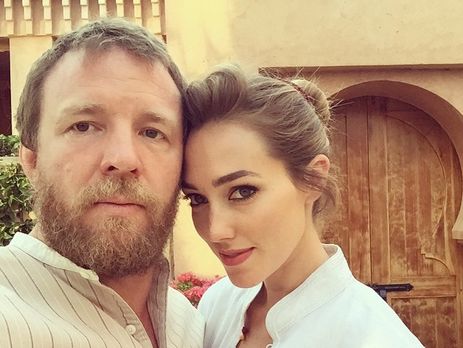 Гай Ричи с женой гуляет по Киеву