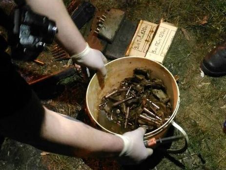 В Киеве на Трухановом острове нашли тайник с боеприпасами и взрывчаткой