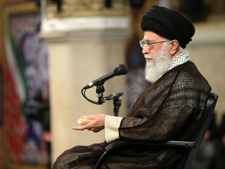 "На удар последует удар в ответ". Аятолла Хаменеи обвинил США в подстрекательстве мусульманских стран к конфликту с Тегераном