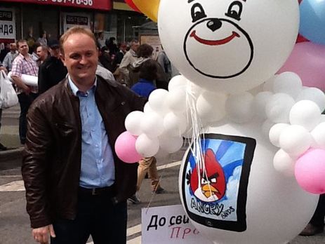 Як, чорт забирай, можна програвати всі війни і на тлі досить скромних успіхів в економіці зберігати високу популярність?