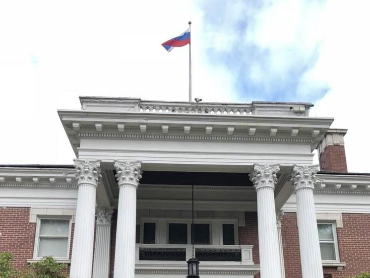 Російське посольство заявило, що влада США "під покровом ночі" зняла прапор із закритого Генконсульства РФ у Сіетлі