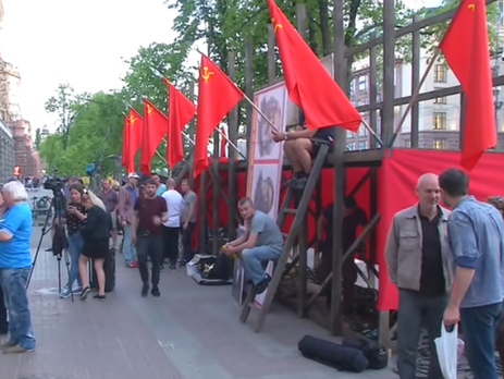 У центрі Києва з'явилися радянські прапори