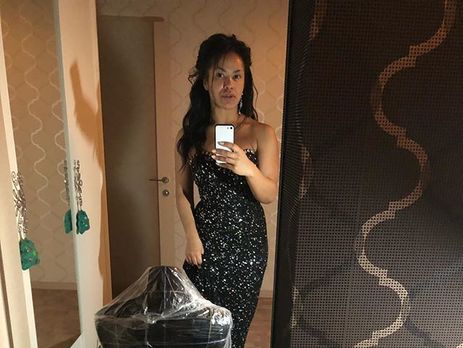 Гайтана жарит мясо дома, на балконе