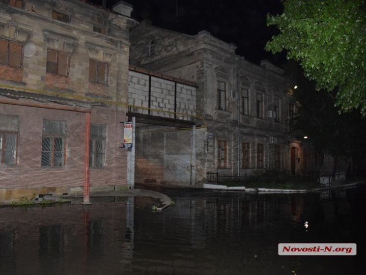 У Миколаєві через прорив каналізації затопило вулиці, мешканці захищають будинки мішками з піском. Відео
