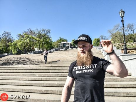 Украинский спортсмен поднялся по Потемкинской лестнице со 100-килограммовой штангой. Фоторепортаж