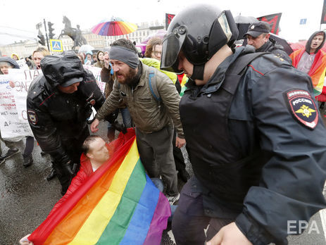 Під час першотравневого ходу в Санкт-Петербурзі затримали п'ятьох осіб із прапорами України