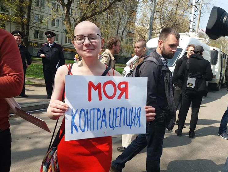 Полиция задержала участницу "Монстрации" в Москве за радужный зонтик