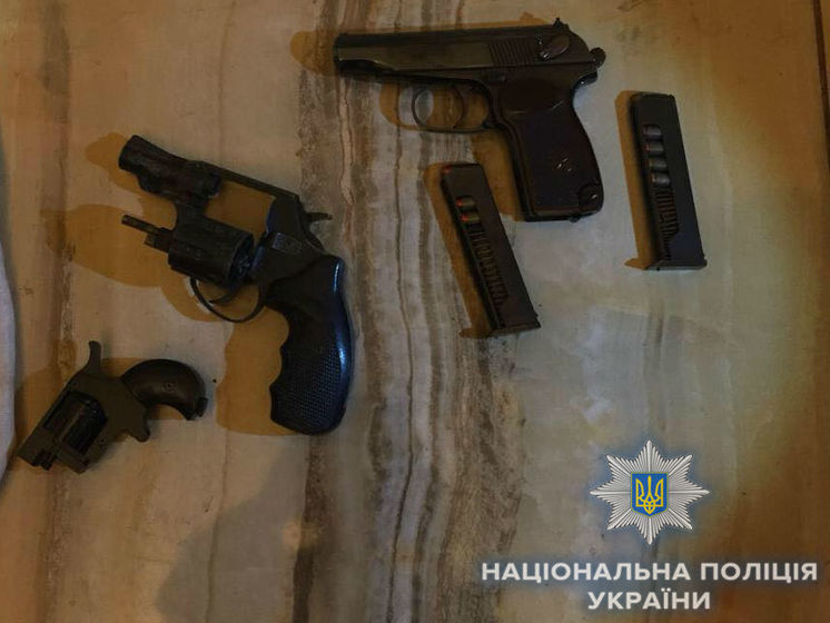 "Куля пройшла за 20 см від дитини". В Одесі четверо чоловіків стріляли по авто, які проїжджали повз – поліція