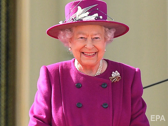 Королева Єлизавета II уперше побачила новонародженого правнука, принца Луї – ЗМІ