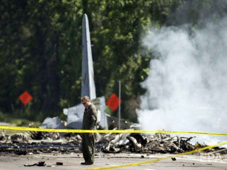 В результате крушения военного самолета в США погибли девять человек. Фоторепортаж