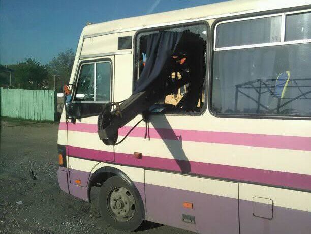 В Черновцах кран насквозь проткнул автобус