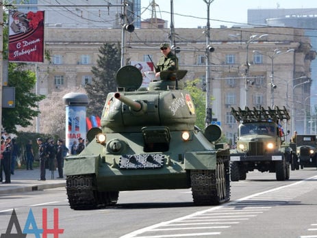 Боевики в Донецке репетировали военный парад на 9 мая. Фоторепортаж